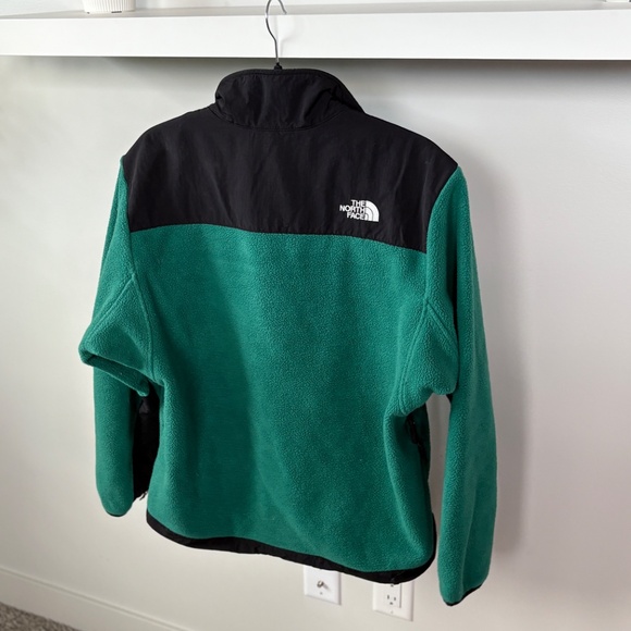 Women’s The Northface Retro Denali Jacket - Picture 14 of 14